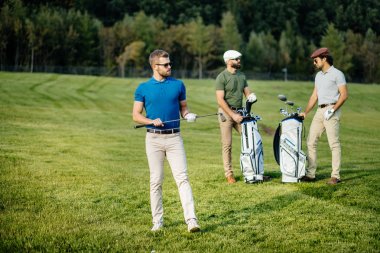 golf sahasında vakit arkadaşlar