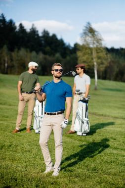 golf sahasında vakit arkadaşlar