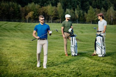 golf sahasında vakit arkadaşlar