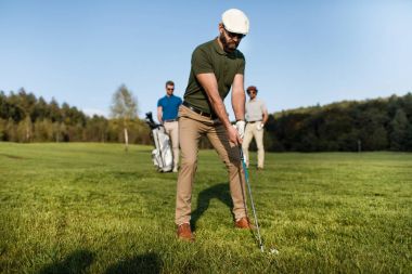 golf sahasında vakit arkadaşlar