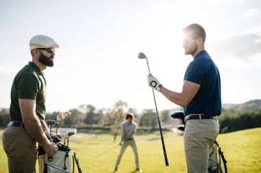 golf sahasında vakit arkadaşlar