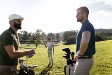 golf sahasında vakit arkadaşlar