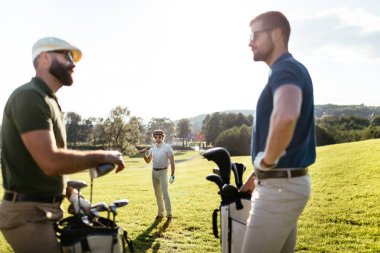 golf sahasında vakit arkadaşlar