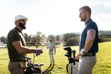 golf sahasında vakit arkadaşlar
