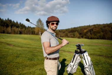 Golf oyuncu ile çok güzel bir sabah güneş parlama arka planda ile sahasında club