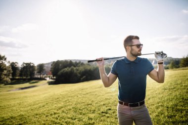 arka planda güneş parlama ile çok güzel bir sabah, club sahası ile atış isabet golf oyuncu