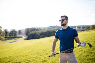 arka planda güneş parlama ile çok güzel bir sabah, club sahası ile atış isabet golf oyuncu