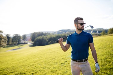 arka planda güneş parlama ile çok güzel bir sabah, club sahası ile atış isabet golf oyuncu