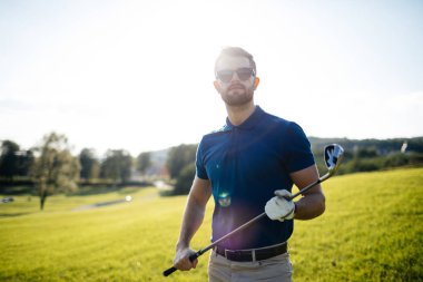 arka planda güneş parlama ile çok güzel bir sabah, club sahası ile atış isabet golf oyuncu