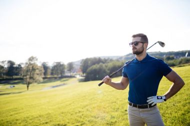 arka planda güneş parlama ile çok güzel bir sabah, club sahası ile atış isabet golf oyuncu