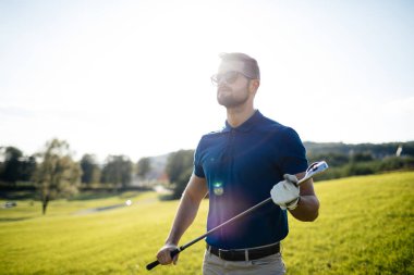 arka planda güneş parlama ile çok güzel bir sabah, club sahası ile atış isabet golf oyuncu