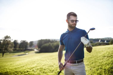 arka planda güneş parlama ile çok güzel bir sabah, club sahası ile atış isabet golf oyuncu