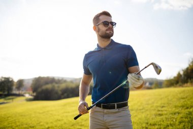 arka planda güneş parlama ile çok güzel bir sabah, club sahası ile atış isabet golf oyuncu