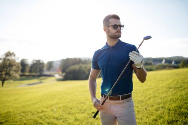 arka planda güneş parlama ile çok güzel bir sabah, club sahası ile atış isabet golf oyuncu