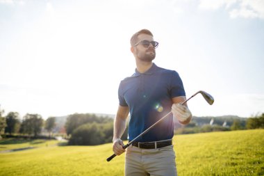 arka planda güneş parlama ile çok güzel bir sabah, club sahası ile atış isabet golf oyuncu