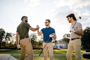 golf sahasında vakit arkadaşlar