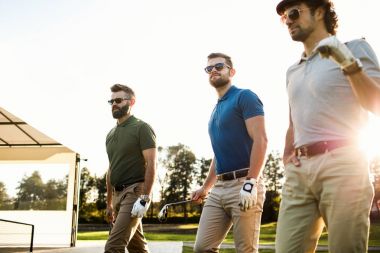 golf sahasında vakit arkadaşlar