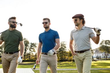golf sahasında vakit arkadaşlar