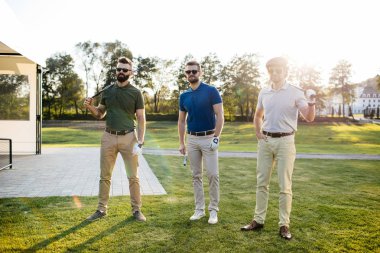 golf sahasında vakit arkadaşlar