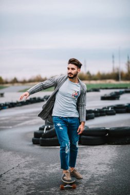 Sakallı adam bir longboard, açık hava yaşam tarzı moda stil ile