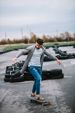 Sakallı adam bir longboard, açık hava yaşam tarzı moda stil ile