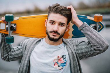Sakallı adam bir longboard, açık hava yaşam tarzı moda stil ile