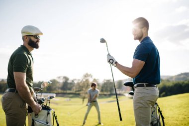 golf sahasında vakit arkadaşlar