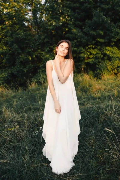 Doğa Üzerinde Poz Uzun Beyaz Elbiseli Genç Kadın — Stok fotoğraf