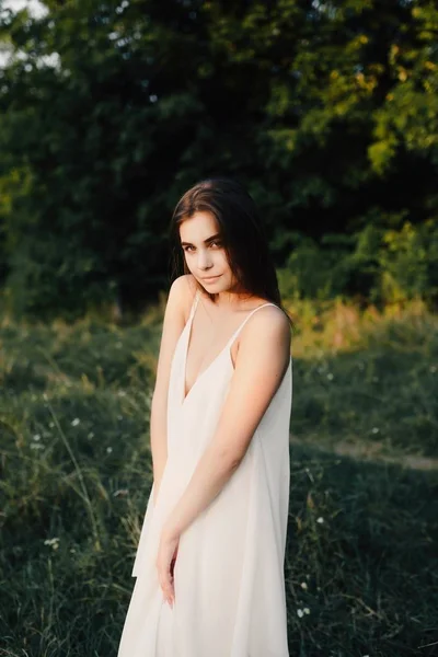 Mujer Joven Vestido Blanco Largo Posando Sobre Naturaleza — Foto de Stock