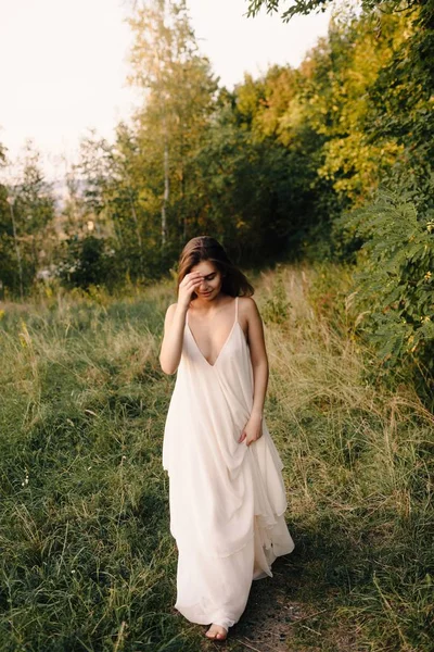 Belle Jeune Femme Robe Longue Posant Forêt — Photo