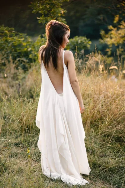 Mujer Joven Vestido Blanco Largo Posando Sobre Naturaleza —  Fotos de Stock