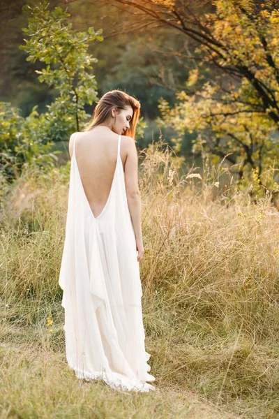 Jeune Femme Robe Blanche Longue Posant Sur Nature — Photo