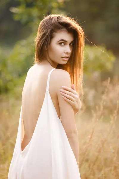 Mujer Joven Vestido Blanco Largo Posando Sobre Naturaleza —  Fotos de Stock