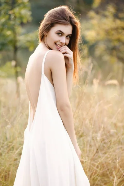 Doğa Üzerinde Poz Uzun Beyaz Elbiseli Genç Kadın — Stok fotoğraf