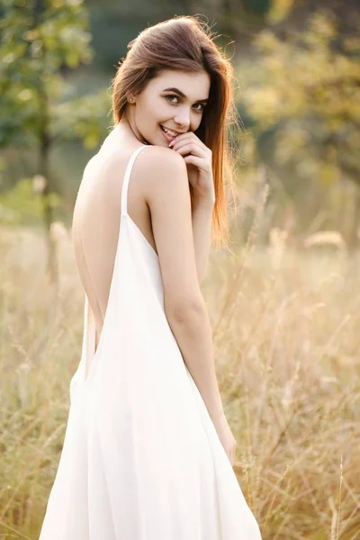 Jonge Vrouw Lange Witte Jurk Poseren Aard — Stockfoto