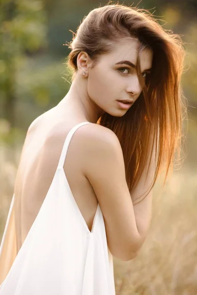 Mujer Joven Vestido Blanco Largo Posando Sobre Naturaleza — Foto de Stock