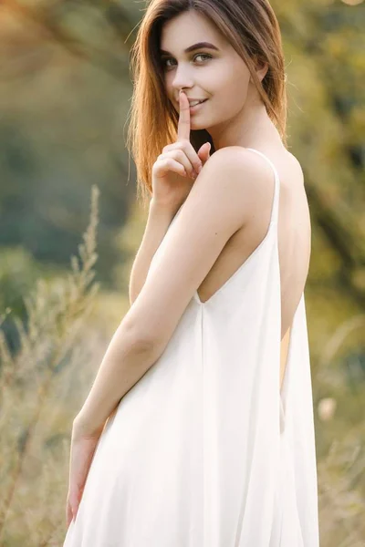 Młoda Kobieta Długiej Białej Sukni Pozowanie Charakter — Zdjęcie stockowe