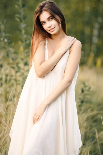 Młoda Kobieta Długiej Białej Sukni Pozowanie Charakter — Zdjęcie stockowe