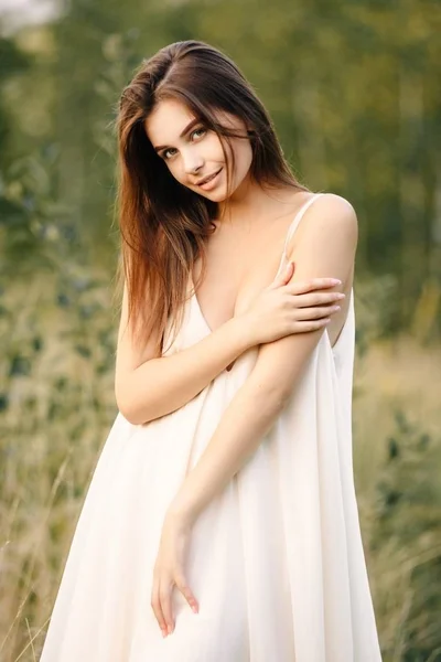 Молодая Женщина Длинном Белом Платье Позирует Природе — стоковое фото