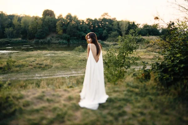 Jovem Mulher Vestido Branco Longo Posando Natureza — Fotografia de Stock