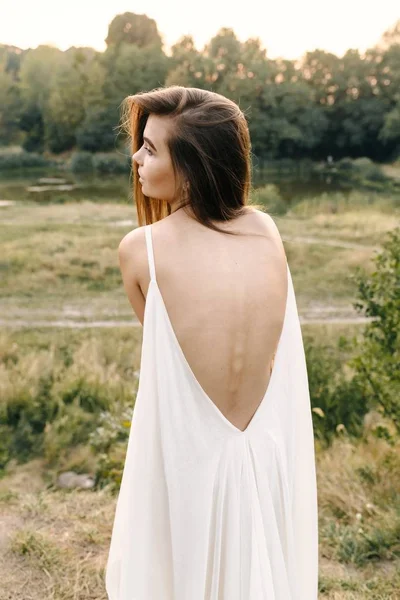 Jeune Femme Robe Blanche Longue Posant Sur Nature — Photo