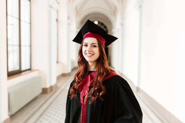 Retrato de estudante graduando menina — Fotografia de Stock