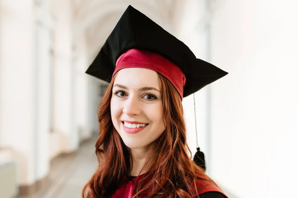 Retrato de estudante graduando menina — Fotografia de Stock