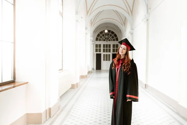 Retrato de estudante graduando menina — Fotografia de Stock