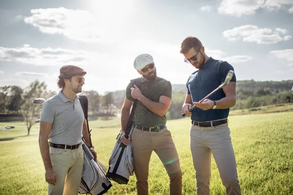 Amigos gastando tempo no campo de golfe — Fotografia de Stock