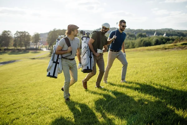 Amigos gastando tempo no campo de golfe — Fotografia de Stock