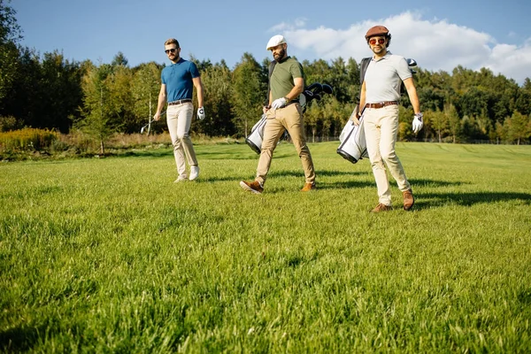 Amigos gastando tempo no campo de golfe — Fotografia de Stock