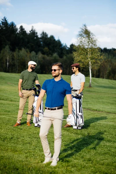 Amigos gastando tempo no campo de golfe — Fotografia de Stock