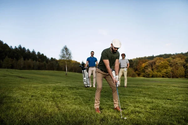 Amigos gastando tempo no campo de golfe — Fotografia de Stock