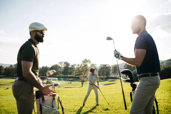 Amigos gastando tempo no campo de golfe — Fotografia de Stock